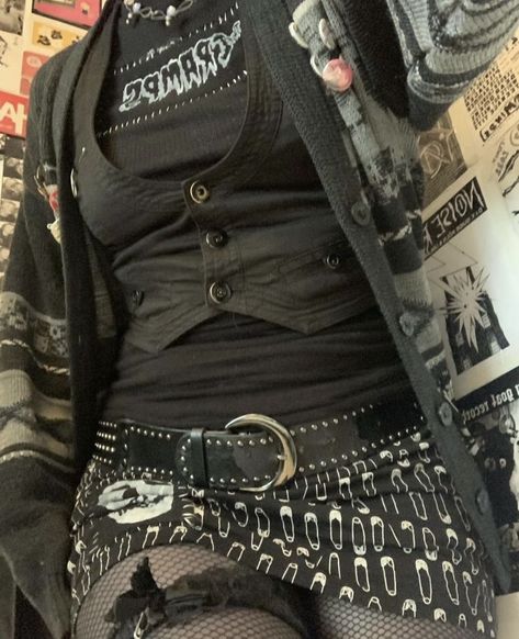 y2k, y2k outfit, y2k fashion, y2k aesthetic, 2000s, 2000s fashion, 2000s outfits, 2000s aesthetic, suzehalberkamp Outfits, Wardrobes, Emo Style, Grunge Outfits, Punk, Inspiration, Y2k Goth Outfits, Emo Outfits 2000s, Y2k Outfits