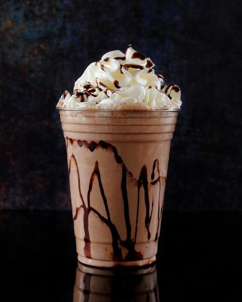 Milkshake Bar, Ice Chocolate Drink, Milkshake Recipes, Chocolate Milkshake, Coffee Shake, Chocolate Drinks, Chocolate Bar Milkshakes, Milkshakes, Chocolate Shake