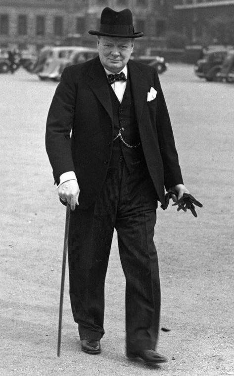 Of all the near mythic stories about Sir Winston Churchill - his wit, his steeliness, his leadership through some of the worst moments in British history - there’s a tale that nods to his early sense of polish and appropriateness. British Person, Winston Churchill Photos, Ww2 Leaders, History Photography, Winston Churchill Quotes, Churchill Quotes, Historical People, Winston Churchill, Great Leaders