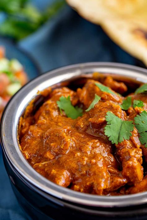 This Chicken Rogan Josh is an easy Indian chicken curry that is packed with flavor and tastes just like something from an Indian Restaurant. Although Rogan Josh is usually made with lamb, this chicken version is a little quicker, making a great recipe for a midweek meal. Serve it with some rice and naan breads and your friends and family will be happy. This is one AMAZING curry! Ideas, Naan, Chicken Recipes, Chicken Rogan Josh Recipes, Curry Dishes, Chicken Curry Indian, Indian Chicken Recipes, Chicken Dishes, Curry Recipes