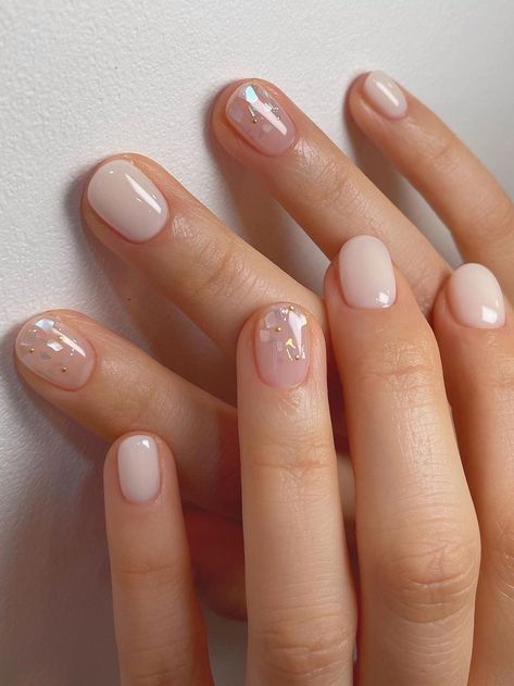 short milky white nails with glitter accents Simple Gel Nails, Short Gel Nails, Subtle Nails, Cute Gel Nails, Soft Nails, Neutral Nails, Pretty Nails, Short Nail Manicure, Short Round Nails