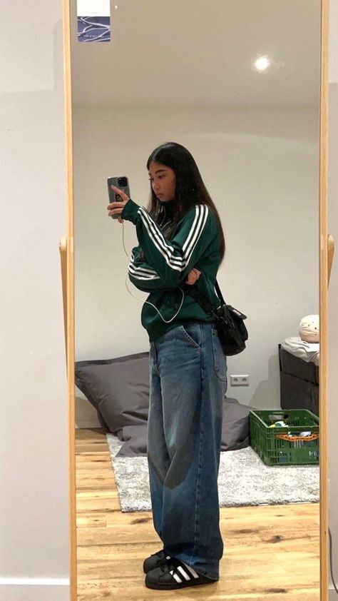 Jeans, Outfits, Streetwear School Outfits, Skater Jeans Outfit, Outfit Ideas Baggy Jeans, Adidas Jacket Outfit, Baggy Clothes Outfit Aesthetic, Streetwear Outfit, Baggy Streetwear