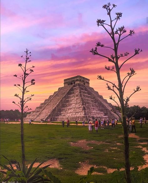 Chichén Itzá  #Yucatán #México #Turismo #TuriMexico   Foto: @el.oscar.d (en Chichen Itza) https://www.instagram.com/p/B7gxHuFh9Ma/?igshid=2eya7l0ukic2 Fotos, Bon Voyage, Yucatan, Pretty Places, Trip, Italia, Paisajes, Mexican Pictures, Dream Holiday