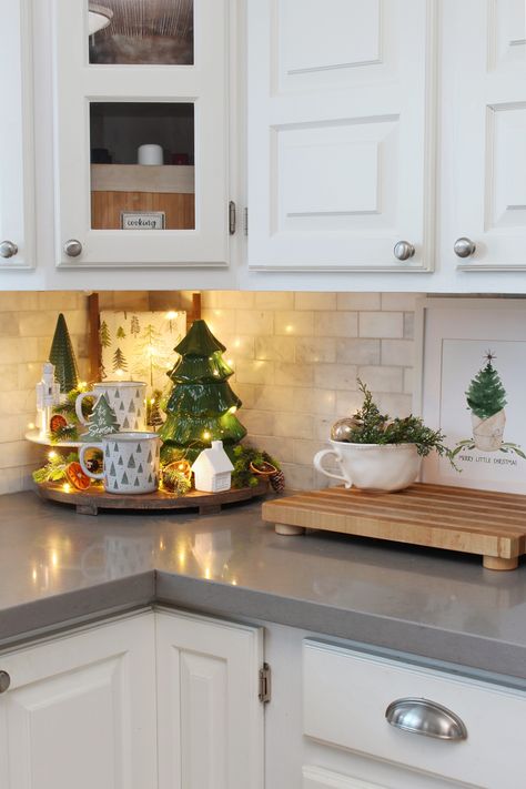 Simple kitchen Christmas decor ideas that you can do in your own home. #christmaskitchen #kitchendecor #christmaskitchendecor #christmasdecor #christmashometour Home Décor, Decoration, Christmas Living Rooms, Christmas Kitchen Decor, Cozy Christmas Decor, Farmhouse Christmas, Christmas Kitchen, Christmas Home, Christmas Decorations For The Home