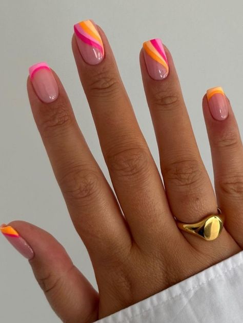nude nails with peach and pink swirls Shellac, Holiday Nails, Summery Nails, Bright Coral Nails, Peach Nails, Peach Nail Art, Best Acrylic Nails, Coral Nails, Coral Nail Designs