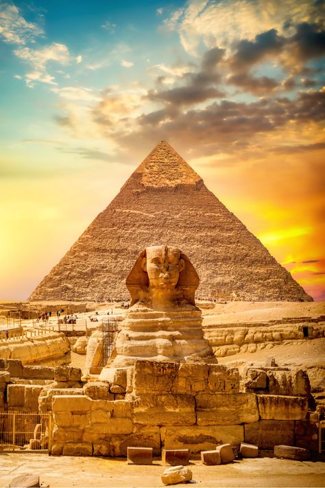 Die Große Sphinx von Gizeh in Ägypten ist die mit Abstand berühmteste und größte Sphinx. Sie stellt einen liegenden Löwen mit einem Menschenkopf dar und wurde vermutlich in der 4. Dynastie während der Herrschaft von Chephren errichtet. Egypt, Pyramids Egypt, Pyramids, Wonders Of The World, Egypt Tours, Old Egypt, Egyptian Pyramids, Egypt Art, Kunst