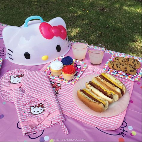 How cute is this Hello Kitty picnic?! Camping, Diy, Amigurumi Patterns, Minnie Mouse Party, Kawaii, Hello Kitty Items, Hello Kitty Accessories, Hello Kitty House, Sanrio Hello Kitty