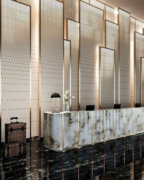 This modern classic hotel lobby design is astonishing. The black table light gives an extra comforting touch. Showroom, Lobby Wall, Unique Lamps, Table Lamp, Lobby Interior Design, Lobby Interior, Luxury Decor, Reception Table Design, Hotel Lobby Reception