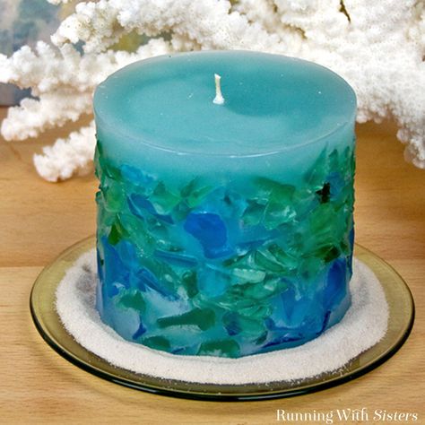 Make a designer sea glass candle! We'll show you how to use a two-part pillar candle mold. We'll show you how to wick the candle and embed the sea glass. Diy, Noel, Fai Da Te, Deco, Knutselen, Bougie, Glas, Artesanato, Basteln