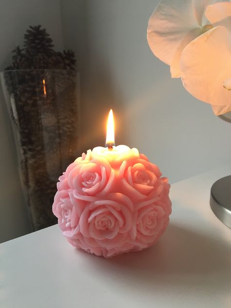 Bougie moulée en cire végétale colorée 100% naturelle - forme fleur - rose - plusieurs couleurs disponibles Candles, Bougie, Aroma Candle, Rose, Rose Candle, Scented Candles, Flores, Candlelight, Flower Candle
