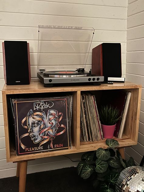 Record Players, Record Player Setup Aesthetic, Record Player Setup Bedroom, Home Music Rooms, Record Player Setup, Vinyl Record Room, Record Player Stand, Record Player, Vinyl Record Furniture
