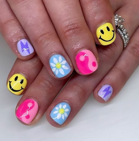 mani’s.bymeagan on Instagram: “Super fun nails for her trip to Florida! 💛 . . . #nails #nailsofinstagram #nails💅 #nailart #handpaintednailart #yeahthatgreenville…” Fun Nails, Fun Nail Designs, Kids Nail Designs, Nails For Kids, Kid Nail Designs, Nail Art For Kids, Cute Acrylic Nails, Nail Designs For Kids, Nail Art Kids