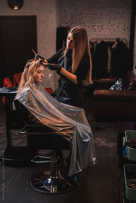 Hairdresser dyeing girl's hair at Barbershop or Beauty Salon. Step by step process Ombre, Hair Beauty, Hair And Beauty Salon, Hair Salon Pictures, Hairdresser, Best Hair Salon, Hair Dresser, Hair Photography, Vintage Hairdresser