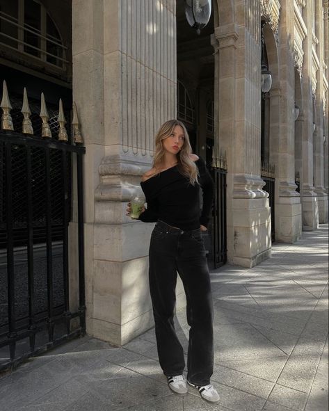 black off shoulders top with baggy jeans Casual, Outfits, Stockholm Street Style, Parisian Chic Style, Minimal Chic Style Outfits, Parisian Chic, Minimal Chic Outfit, Minimal Chic Style, Minimal Street Style