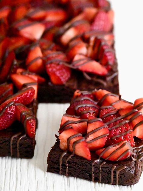 Desserts, Snacks, Foodies, Brownies, Desert Recipes, Dessert, Strawberry Brownies, Chocolate Covered, Delicious Desserts
