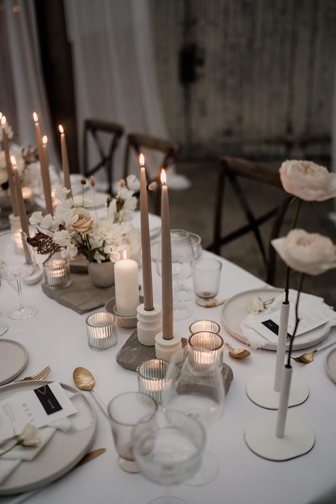 Neutral minimalistic wedding tablescape with long tapered beige candles, light grey ceramic plates and candle holders, neutral floral decorations and pillar candles Hochzeit, Boda, Minimal Wedding, Mariage, Bodas, Minimalist Wedding, Casamento, Inspo, Beige Wedding