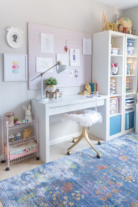 Love this Ikea malm desk and kallax shelf for girls bedroom storage along with this huge DIY bulletin board. Ikea, Kids Desk With Storage, Desk For Girls Room, Desk For Kids Room, Desks For Girls, Teen Bedroom Desk, Teen Desk, Kids Desk Storage, Desk For Bedroom