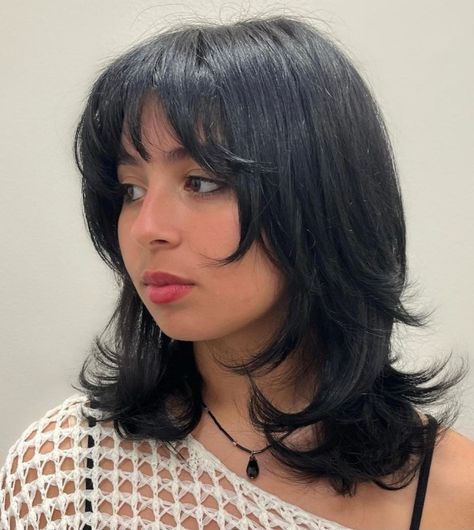 Medium Hairstyle with Butterfly Layers and Bangs Layered Haircuts With Bangs, Medium Haircuts With Bangs, Shoulder Length Hair Cuts, Haircuts For Medium Hair, Short Layered Haircuts, Layered Hair With Bangs, Medium Length Hair Cuts, Medium Length Hair Styles, Medium Layered Hair