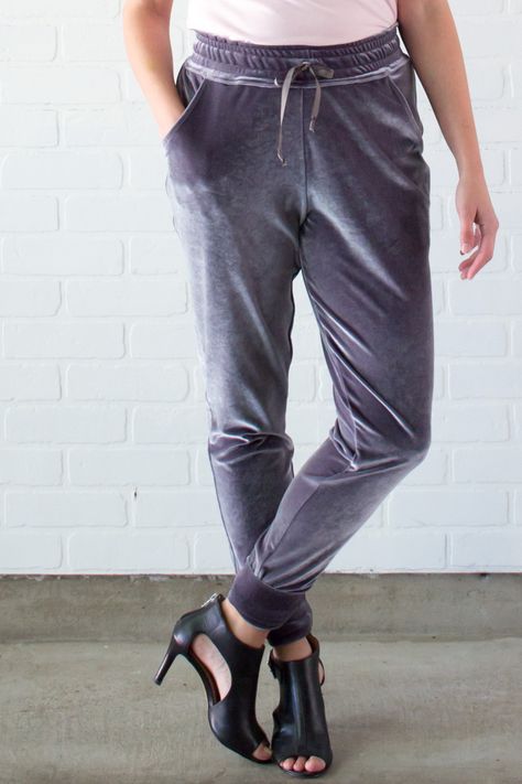 Velour sweatpants - Learn to Sew a Drawstring Waistband - Jogger Pants Waistband How To Diy Clothing, Trousers, Outfits, Sewing Fleece, Drawstring Waistband, Elastic Waistband, Elastic Waistband Tutorial, Jogger Pants, Elastic Waist
