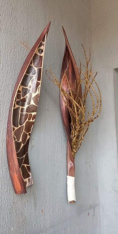 Easy & Creative Palm Frond Art - Ritasartfulife.com 10C Diy, Palmas, Dry Leaf Art, Driftwood Art Diy, Gourds Crafts, Coconut Leaf Decor, Coconut Shell Crafts, Palm Leaf Decor, Shell Decor