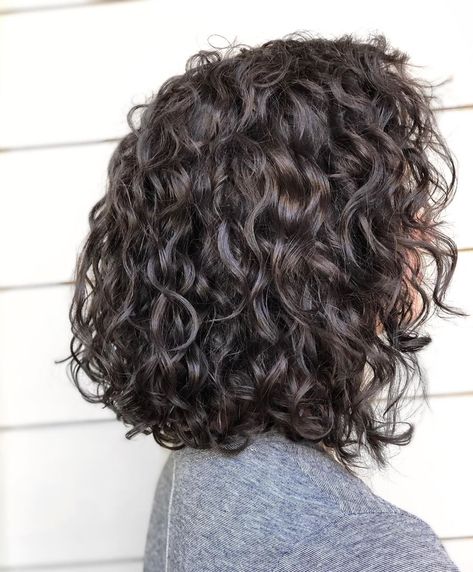 Keep your voluminous natural curls looking lively with styling cream and salt spray. #curlybob #curlybobhairstyles #curlybobhairstylesmedium Curly Lob, Haircuts For Curly Hair, Long Curly Bob, Curly Hair Styles Naturally, Long Curly Bob Haircut, Natural Curly Hair Cuts, Shoulder Length Curly Hair, Medium Length Curly Hair, Medium Curly Hair Styles