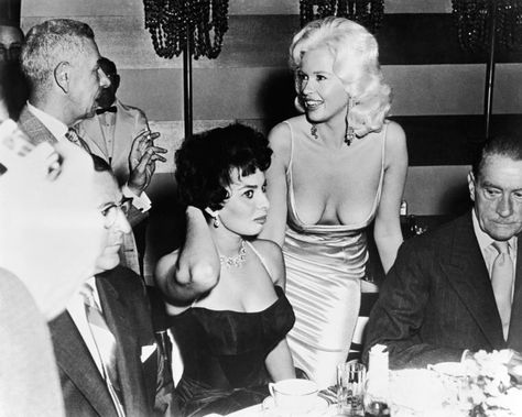Photos Capturing People's Jealousy At Just The Right Moment | Travlerz Marilyn Monroe, Jimi Hendrix, Celebrities, Anna Nicole Smith, Jayne Mansfield, Maisie Williams, Dolly Parton, Hollywood, Theodore Roosevelt