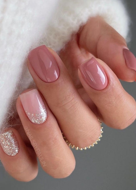 winter nail design: dusty rose nude nails with glitter Manicures, Christmas Gel Nails, Winter Nail Colors, Winter Nail Designs, Winter Nail Art, Neutral Nails, Trendy Nails, Nail Designs For Winter, Winter Manicure Ideas For Short Nails