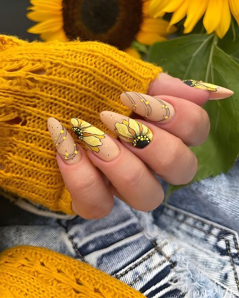 25 Trendy Summer Sunflower Nails For Beginners To Copy ASAP Cute Nails, Ongles, Kuku, Trendy Nails, Dope Nails, Chic Nails, Cool Nail Designs, Classy Nails, Minimalist Nails