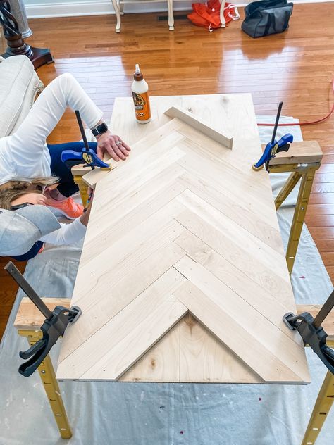 DIY Tutorial for how to build a herringbone desk. Diy, Ideas, Design, Diy Furniture, Diy Wood Desk, Diy Wooden Desk, Diy Wooden Table, Plywood Desk, Wooden Table Diy