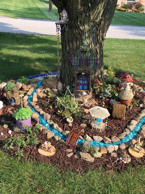 37 DIY Miniature Fairy Garden Ideas to Bring Magic Into Your Home Miniature Fairy Gardens, Terrarium, Fairy Garden Houses, Fairy Doors, Fairy Garden Diy, Fairy Garden Designs, Fairy Garden Crafts, Gnome Door, Gnome Garden
