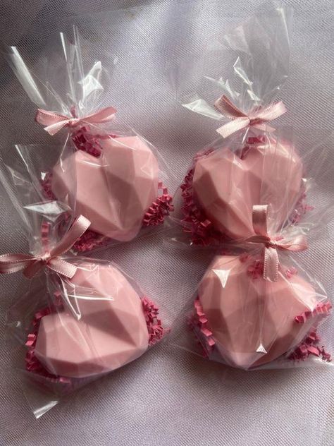 Heart Shaped Favors! Valentine's Day, Soap Favors, Personalized Favors, Candless, Candy Gifts, Scented Candles Decor, Homemade Scented Candles, Heart Candle, Handmade Candles