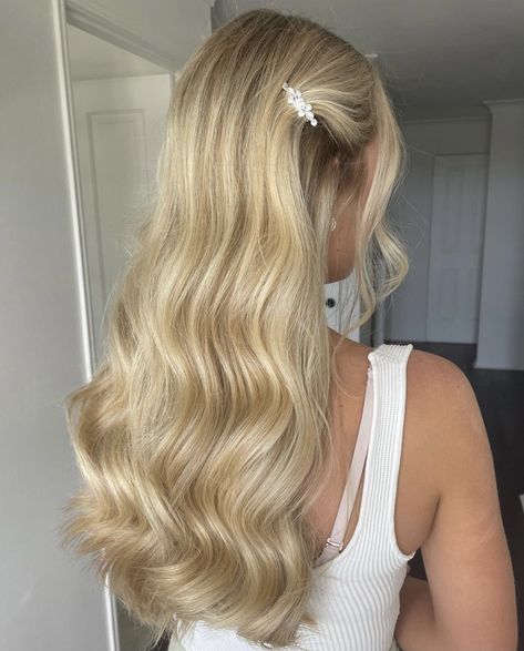 #hairstyle #hairtutorial #hairextensions #hairoftheweek #hairextensionstoronto #hairextensionscanada #hairextensionsalon Prom Hairstyles, Blonde Bridal Hair, Curled Hair For Prom, Curled Hair Prom, Blonde Wedding Hair, Curled Hairstyles For Medium Hair, Curled Prom Hair, Curled Hairstyles For Prom, Curly Prom Hair
