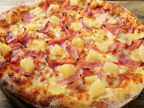 Snacks, Pizzas, Hawaiian Pizza, Pineapple Pizza, Pizza Hut, Pizza Recipes, California Pizza, Pizza Flavors, Quesadilla