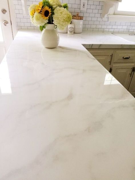 An overview of 9 types of white countertops for your kitchen! This article compares marble, quartz, quartzite, granite, but also concrete, resin epoxy, lava, laminate, and recycled glass countertop. Home Décor, Painted Countertops, Countertop Paint, White Concrete Countertops, Paint Countertops, Paint Kitchen Countertops, Formica Countertops, Laminate Countertops, Countertops