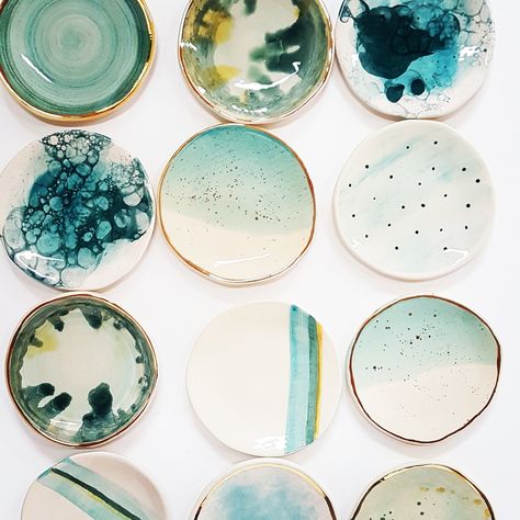 Ceramic Plates Designs, Ceramic Painting, Pottery Painting Designs, Ceramic Bowls, Clay Plates, Pottery Patterns, Pottery Painting, Pottery Designs, Ceramics Pottery Art