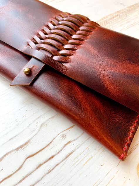 Minimalist and modern leather goods handcrafted in St. Louis Missouri. Leather Purse Pattern, Crea Cuir, Leather Bag Tutorial, Diy Leather Projects, Leather Craft Patterns, Diy Leather Bag, Leather Diy Crafts, Leather Workshop, Leather Card Wallet