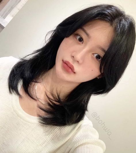 Give your hair a fresh look with Korean curtain bangs. These ideas will inspire you to get the style that best suits your face. Korean Short Hair Bangs, Korean Bangs Hairstyle, Korean Short Hair, Korean Short Haircut, Korean Haircut Long, Korean Haircut Medium, Korean Hair, Short Hair Korean Style, Korean Long Hair