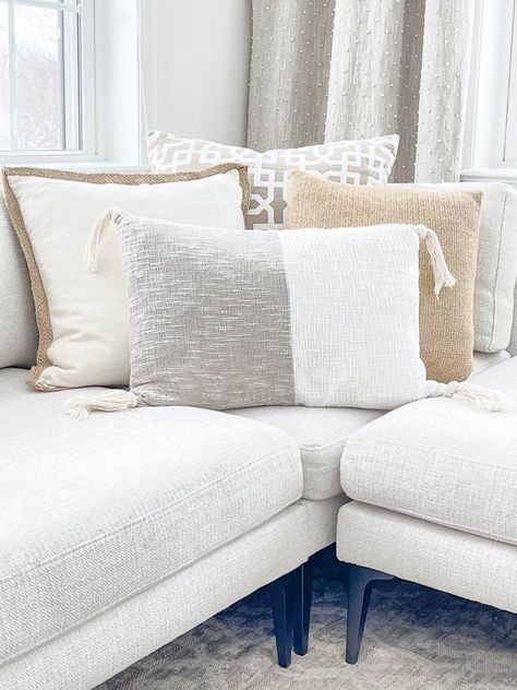 Here's a no-fail way to arrange pillows on a sectional. Pillows have great decorative power! So use them! Here are lots of tips and images to help you! Living Room, Home Décor, Bedroom Inspirations, Family Room, Sala, Timeless Interior Design, Pillow Inspiration, New Living Room, Home Decor