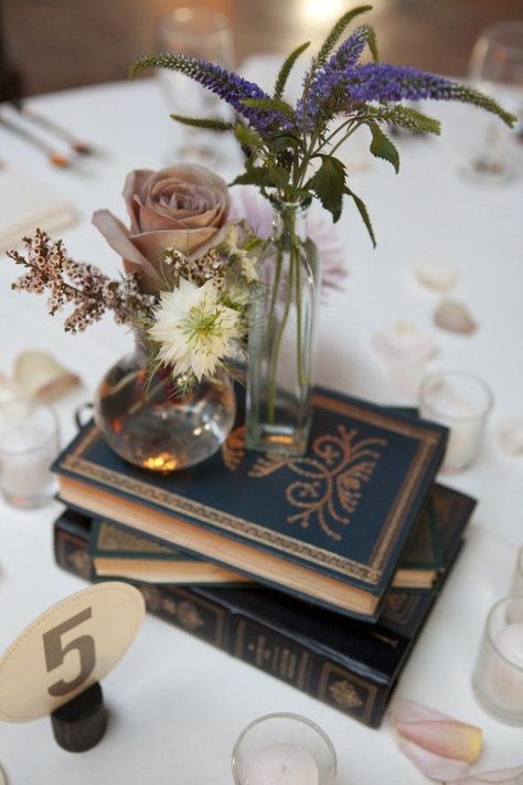 Vintage, Decoration, Wedding, Vintage Wedding, Book Themed Wedding, Wedding Book, Mariage, Vintage Wedding Theme, Book Centrepiece Wedding