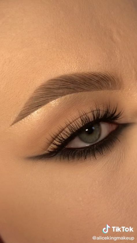 “It’s simple, short, sweet, to the point, and nearly fool-proof.” Eyeliner, Haar, Maquiagem, Maquillaje De Ojos, Cute Eye Makeup, Photo Makeup, Black Makeup, Makeup Pictures, Make Up