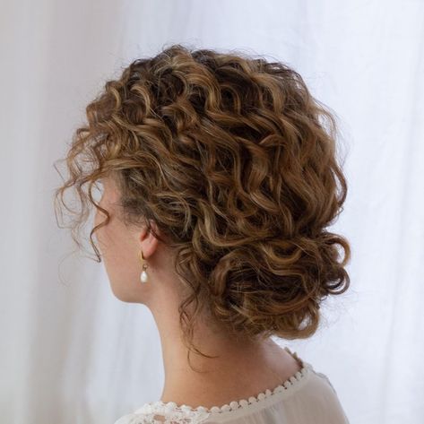 Loose Curly Updo, Thin Curly Hair, Curly Updos For Medium Hair, Updos For Curly Hair, Buns For Short Hair, Curly Hair Half Up Half Down, Hairdos For Curly Hair, Curly Hair Bun Styles, Curly Up Do