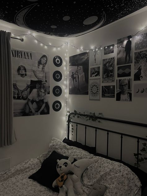 Styl Emo, Black Room Ideas, Punk Room, Emo Room, Music Grunge, Styl Grunge, Black Room Decor, Grunge Bedroom, Music Bedroom