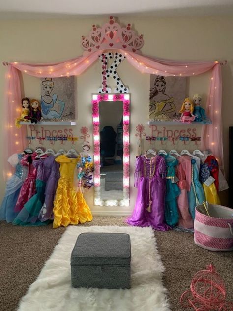 Cute Cheap Living Room Ideas, Cute Princess Room Ideas, Playroom Ideas Disney, Disney Princesses Room Decor, Disney Princesses Decorations, Organization For Playroom, Princess Room Design, Princess Dream Room, Princess Theme Bedroom Ideas
