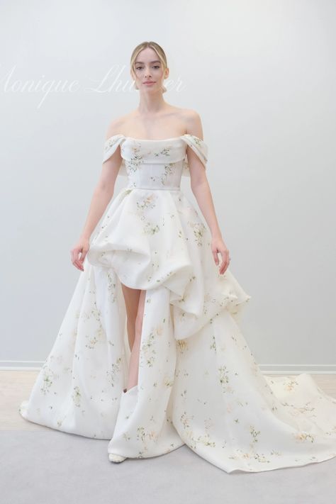 Monique Lhuillier Bridal Spring 2024 [PHOTOS] – WWD Monique Lhuillier, Fashion, Catwalk, Wedding Dress, Robe, Pretty Dresses, Vestidos, Mariage, Robe De Mariee