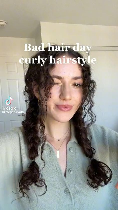 Curls, Curly Hair Routine, Hairstyles For Frizzy Hair, Naturally Curly Hairstyles, Frizzy Hair Hairstyles, Hair Hacks, Curly Hairstyles Tutorial, Messy Curly Hairstyles, Easy Curly Hairstyles