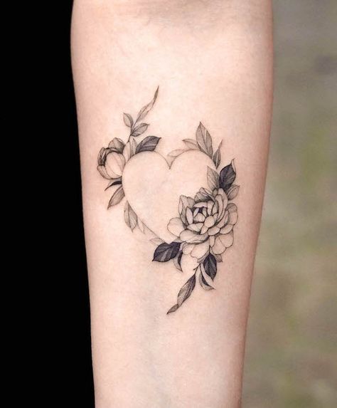 Tattoo, Hand Tattoos, Arm Tattoos, Feminine Tattoos, Stomach Tattoos Women, Wrist Tattoos For Women, Small Heart Tattoos, Heart Tattoos With Names, Stomach Tattoos