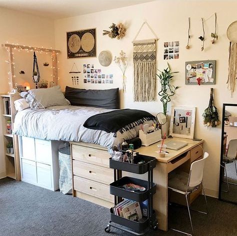 Sending this to my college roommate right now because I am so obsessed with this dorm room!!
