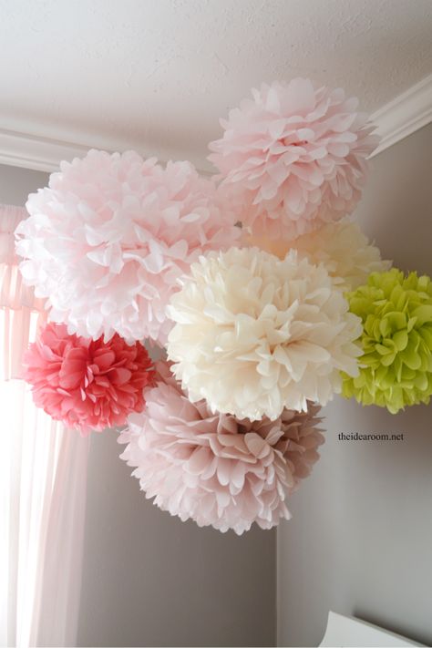 How to make huge pom poms with tissue paper! Tissue Paper Crafts, Diy, Tissue Paper Flowers, Tissue Paper Pom Poms, Pom Poms, Paper Pom Poms, Pom Pom, Diy Paper, Paper Decorations