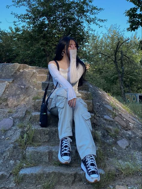 girl sitting on stone step, her hand is fixing her black hair, her face can’t be seen Instagram, Streetwear Poses, Outfit Inspo, Ootd Poses, Fashion Fashion, Outfit, Selfie Poses Instagram, Posing Ideas, Top Streetwear
