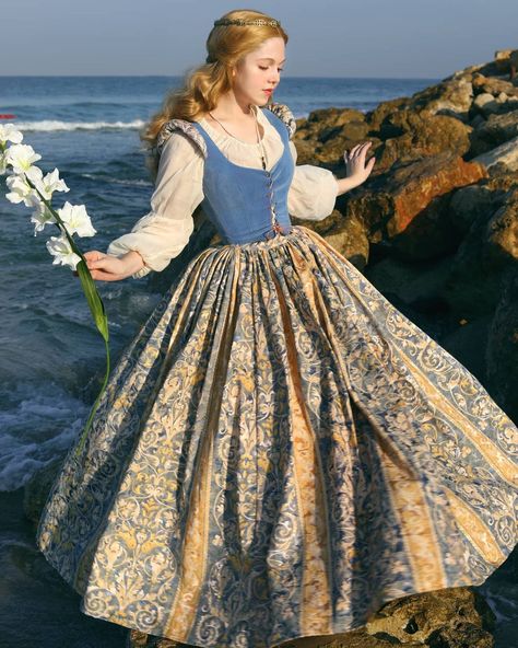Rebecca Lord (Shtulman) on Instagram: “When I go outside in historical costume I feel so good! Like if it was absolutely natural to wear such gowns... Unfortunately, not.…” Dirndl, Medieval Dress, Cosplay, Fantasy Dress, Historical Costume, Renaissance Fair Costume, Historical Dresses, Fantasy, Costume Design